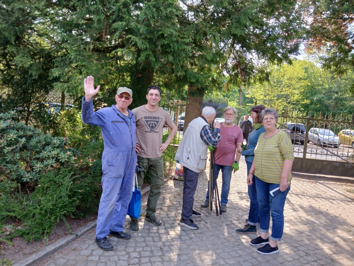 Mehr über den Artikel erfahren Субботник на Советском гарнизонном кладбище в Дрездене – живая традиция памяти