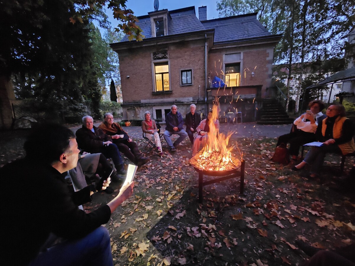 Mehr über den Artikel erfahren LESUNG und KLAVIERKLÄNGE am 4. Oktober 2026 feierte das Deutsch-Russische Kulturinstitut e.V. sein alljährliches „Zwetajewa Lagerfeuer“